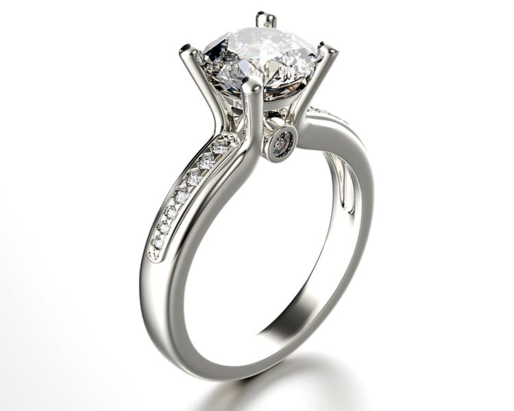 טבעת יהלום יוקרתית ומעוצבת בעלת מראה מרהיב, עשויה מזהב לבן, משובצת ב14 יהלומים על חישוק הטבעת.